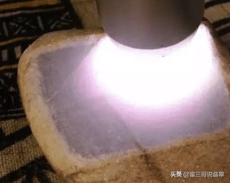 买的翡翠原石发黑,翡翠原石肉质发黑都是种老的表现吗-第5张图片-翡翠网 买的翡翠原石发黑,翡翠原石肉质发黑都是种老的表现吗-第5张图片-翡翠网