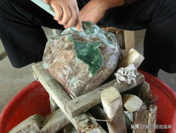 买的翡翠原石发黑,翡翠原石肉质发黑都是种老的表现吗-第6张图片-翡翠网 买的翡翠原石发黑,翡翠原石肉质发黑都是种老的表现吗-第6张图片-翡翠网