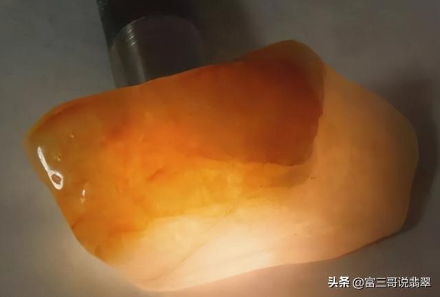 清代翡翠原石的鉴定方法,怎样挑选翡翠原石-第7张图片-翡翠网 清代翡翠原石的鉴定方法,怎样挑选翡翠原石-第7张图片-翡翠网