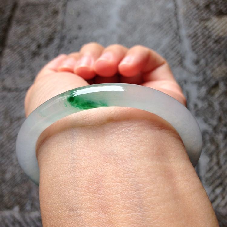 日本翡翠手镯的鉴别方法怎么鉴别翡翠真假-第2张图片-翡翠网 日本翡翠手镯的鉴别方法怎么鉴别翡翠真假-第2张图片-翡翠网