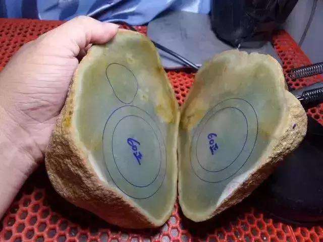 翡翠原石有棉能做手镯吗的简单介绍-第2张图片-翡翠网 翡翠原石有棉能做手镯吗的简单介绍-第2张图片-翡翠网