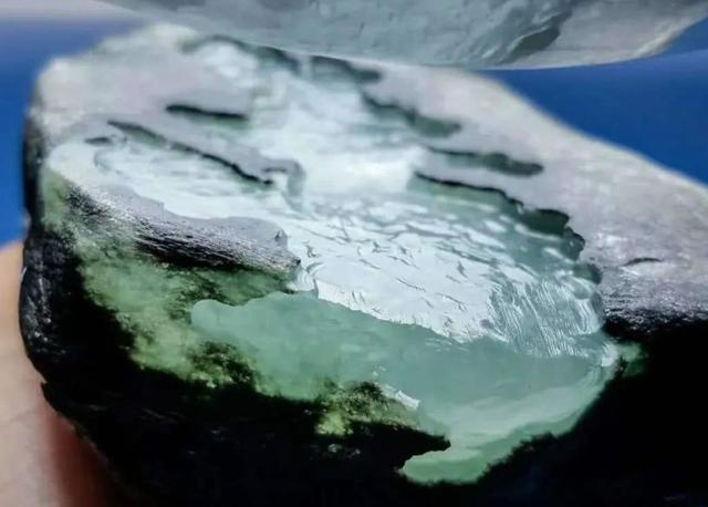 新老翡翠原石鉴定翡翠原石表面-第2张图片-翡翠网 新老翡翠原石鉴定翡翠原石表面-第2张图片-翡翠网