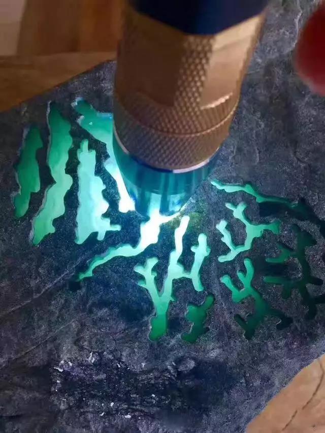 新老翡翠原石鉴定翡翠原石表面-第4张图片-翡翠网 新老翡翠原石鉴定翡翠原石表面-第4张图片-翡翠网