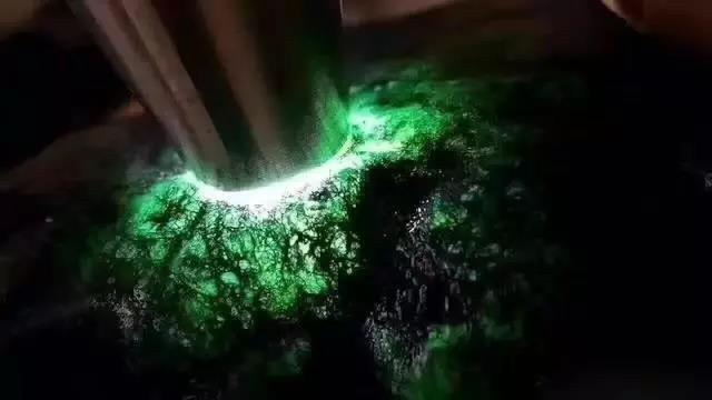 新老翡翠原石鉴定翡翠原石表面-第5张图片-翡翠网 新老翡翠原石鉴定翡翠原石表面-第5张图片-翡翠网