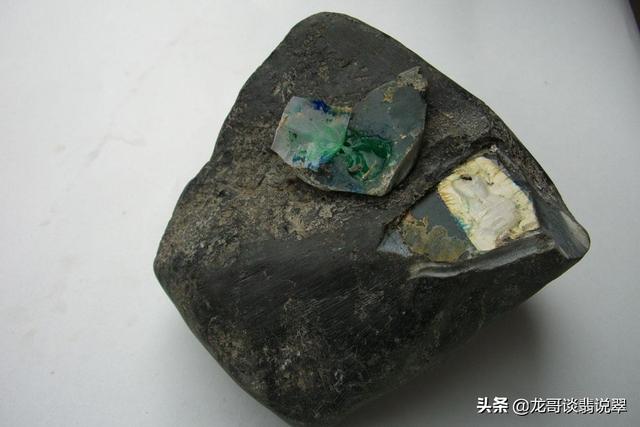 怎么强光灯观察翡翠原石的简单介绍-第1张图片-翡翠网 怎么强光灯观察翡翠原石的简单介绍-第1张图片-翡翠网