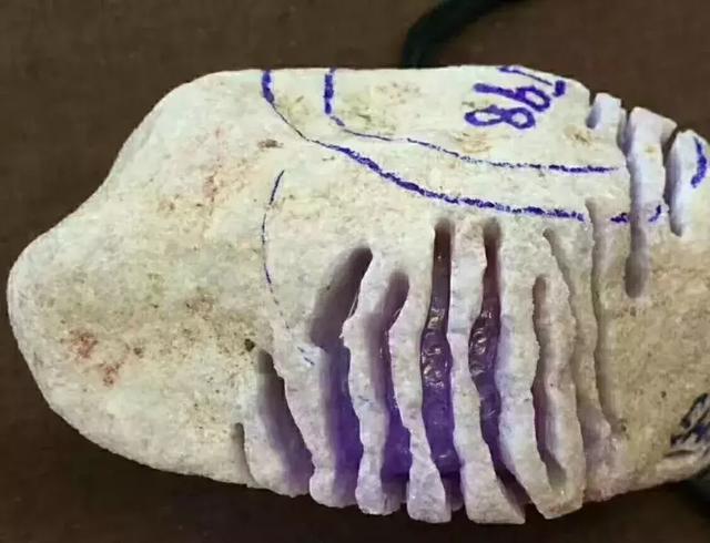 一个亿的翡翠原石极品桃花春翡翠原石-第2张图片-翡翠网 一个亿的翡翠原石极品桃花春翡翠原石-第2张图片-翡翠网