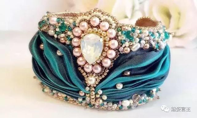 翡翠手镯可以用手盘玩吗翡翠珠子手镯如何盘玩-第1张图片-翡翠网 翡翠手镯可以用手盘玩吗翡翠珠子手镯如何盘玩-第1张图片-翡翠网