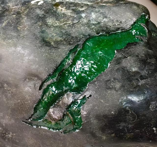 大马坎翡翠原石多少钱原石翡翠毛料生意好做吗-第4张图片-翡翠网 大马坎翡翠原石多少钱原石翡翠毛料生意好做吗-第4张图片-翡翠网