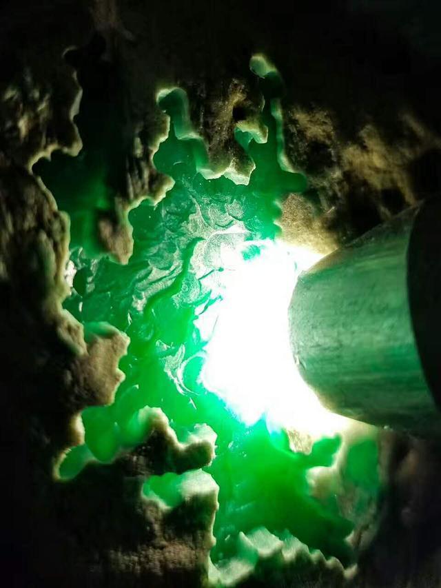 大马坎翡翠原石多少钱原石翡翠毛料生意好做吗-第6张图片-翡翠网 大马坎翡翠原石多少钱原石翡翠毛料生意好做吗-第6张图片-翡翠网