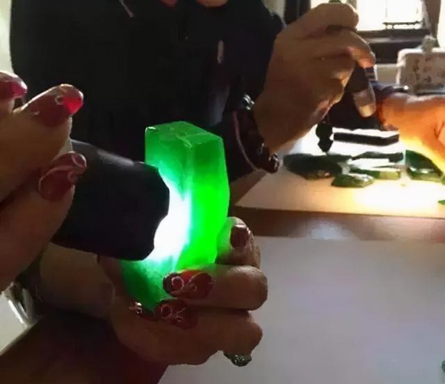 平洲翡翠原石图,缅甸翡翠原石进口-第4张图片-翡翠网 平洲翡翠原石图,缅甸翡翠原石进口-第4张图片-翡翠网