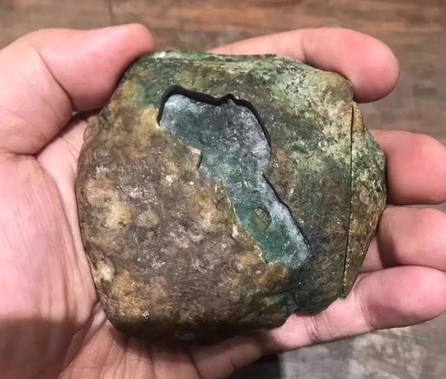 翡翠原石切出熊猫视频翡翠原石开出白色-第1张图片-翡翠网 翡翠原石切出熊猫视频翡翠原石开出白色-第1张图片-翡翠网