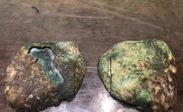 翡翠原石切出熊猫视频翡翠原石开出白色-第2张图片-翡翠网 翡翠原石切出熊猫视频翡翠原石开出白色-第2张图片-翡翠网