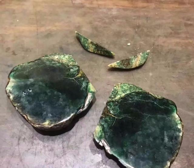 翡翠原石切出熊猫视频翡翠原石开出白色-第3张图片-翡翠网 翡翠原石切出熊猫视频翡翠原石开出白色-第3张图片-翡翠网