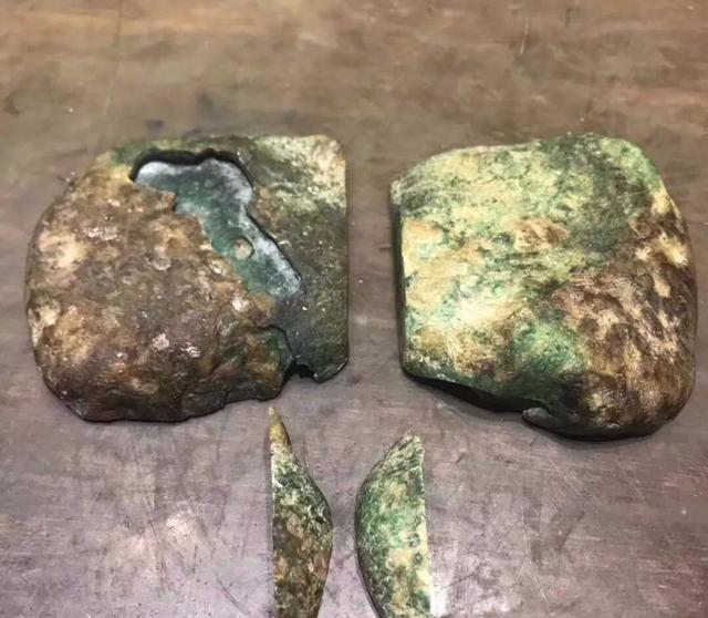 翡翠原石切出熊猫视频翡翠原石开出白色-第4张图片-翡翠网 翡翠原石切出熊猫视频翡翠原石开出白色-第4张图片-翡翠网