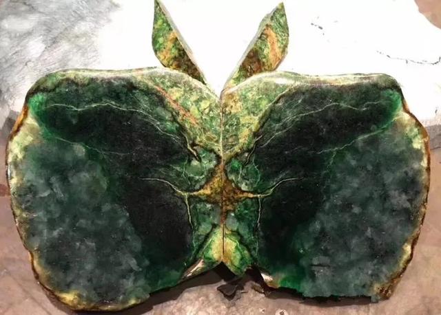 翡翠原石切出熊猫视频翡翠原石开出白色-第5张图片-翡翠网 翡翠原石切出熊猫视频翡翠原石开出白色-第5张图片-翡翠网