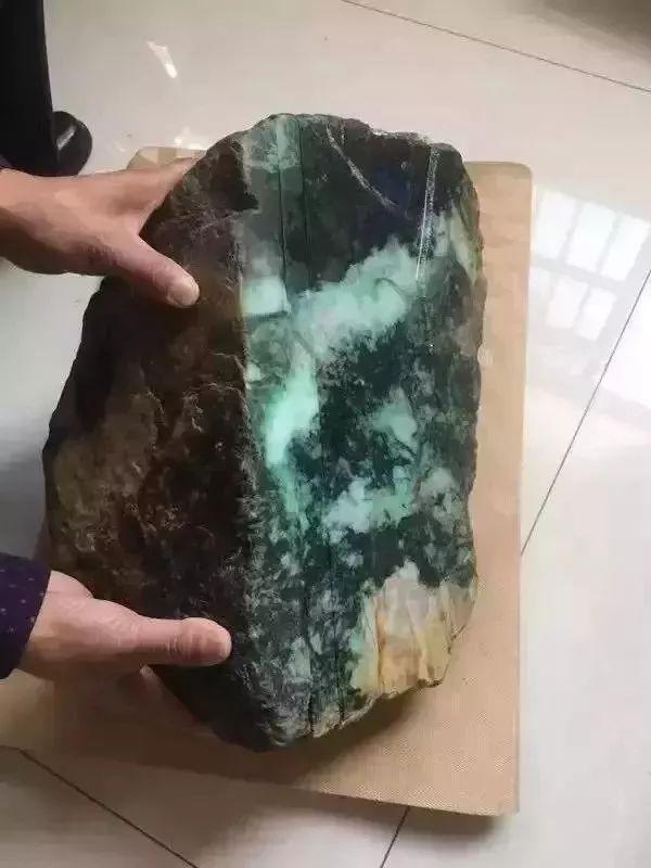 翡翠原石切出熊猫视频翡翠原石开出白色-第6张图片-翡翠网 翡翠原石切出熊猫视频翡翠原石开出白色-第6张图片-翡翠网