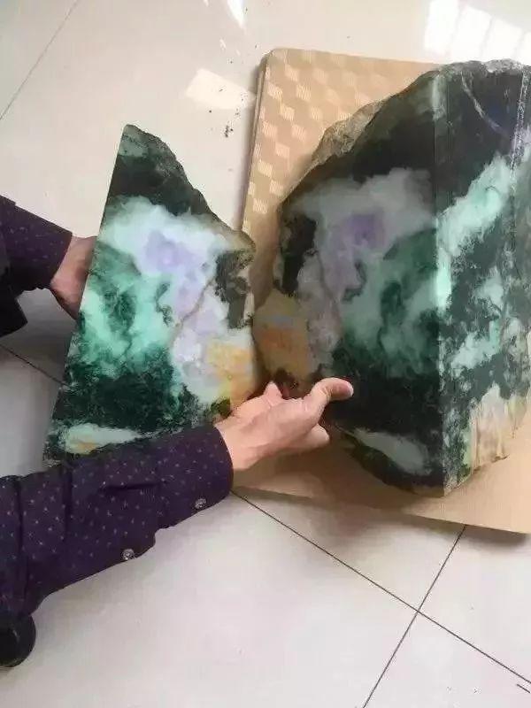 翡翠原石切出熊猫视频翡翠原石开出白色-第7张图片-翡翠网 翡翠原石切出熊猫视频翡翠原石开出白色-第7张图片-翡翠网