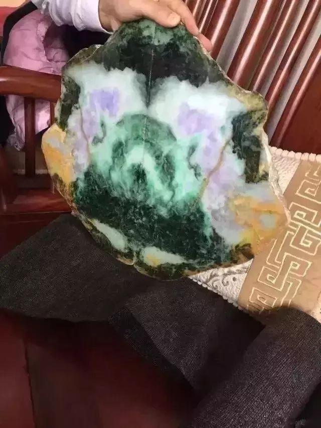 翡翠原石切出熊猫视频翡翠原石开出白色-第8张图片-翡翠网 翡翠原石切出熊猫视频翡翠原石开出白色-第8张图片-翡翠网