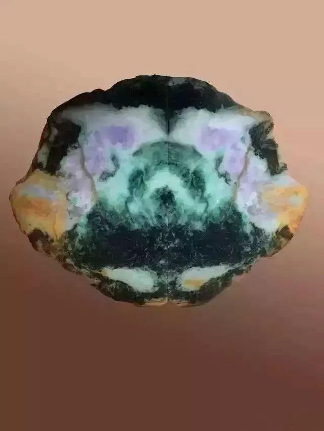 翡翠原石切出熊猫视频翡翠原石开出白色-第9张图片-翡翠网 翡翠原石切出熊猫视频翡翠原石开出白色-第9张图片-翡翠网