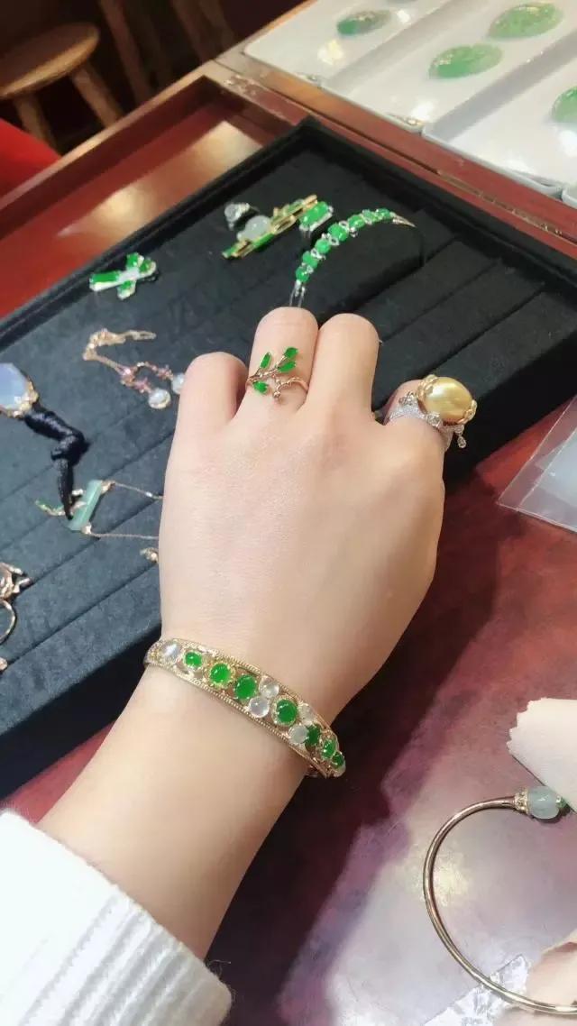 包含女生戴翡翠手镯的好处的词条-第3张图片-翡翠网 包含女生戴翡翠手镯的好处的词条-第3张图片-翡翠网