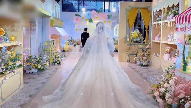 豪华钻石戒指,结婚的钻戒大概花多少钱-第2张图片-翡翠网 豪华钻石戒指,结婚的钻戒大概花多少钱-第2张图片-翡翠网