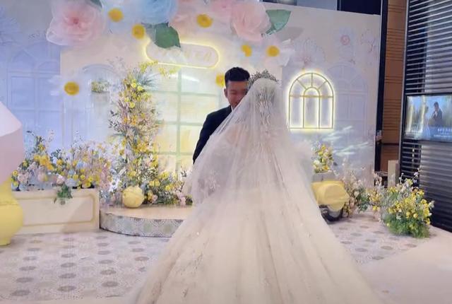 豪华钻石戒指,结婚的钻戒大概花多少钱-第3张图片-翡翠网 豪华钻石戒指,结婚的钻戒大概花多少钱-第3张图片-翡翠网