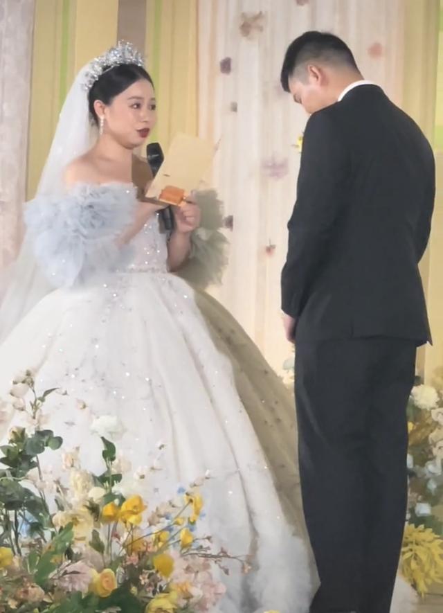 豪华钻石戒指,结婚的钻戒大概花多少钱-第5张图片-翡翠网 豪华钻石戒指,结婚的钻戒大概花多少钱-第5张图片-翡翠网