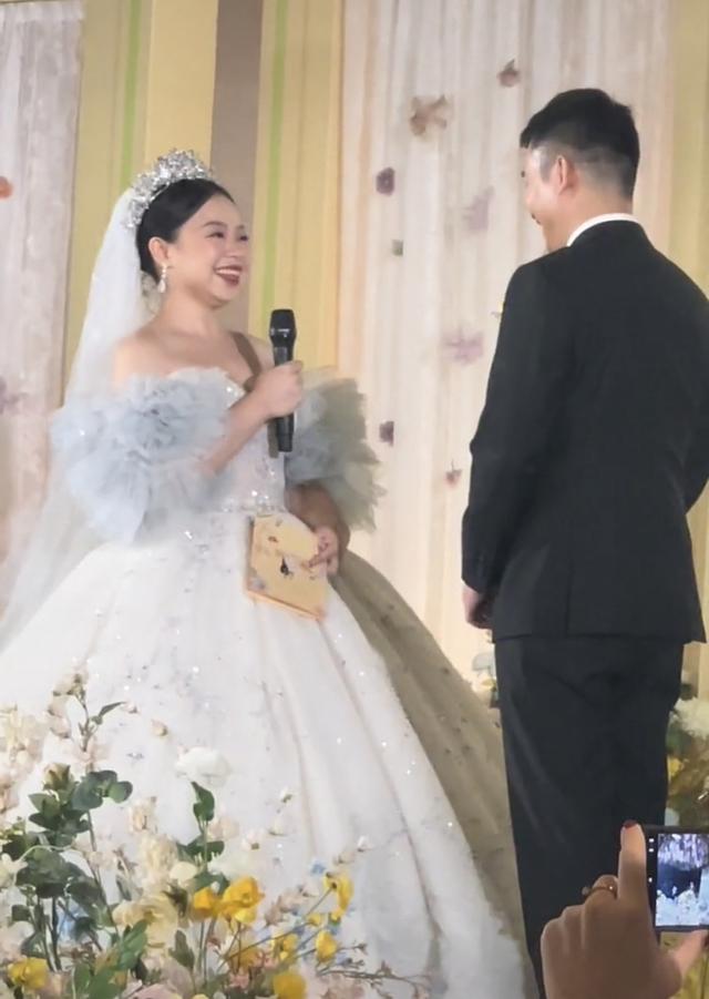 豪华钻石戒指,结婚的钻戒大概花多少钱-第6张图片-翡翠网 豪华钻石戒指,结婚的钻戒大概花多少钱-第6张图片-翡翠网