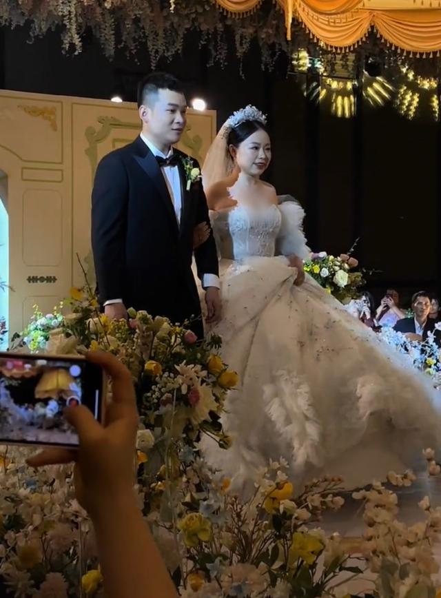 豪华钻石戒指,结婚的钻戒大概花多少钱-第7张图片-翡翠网 豪华钻石戒指,结婚的钻戒大概花多少钱-第7张图片-翡翠网