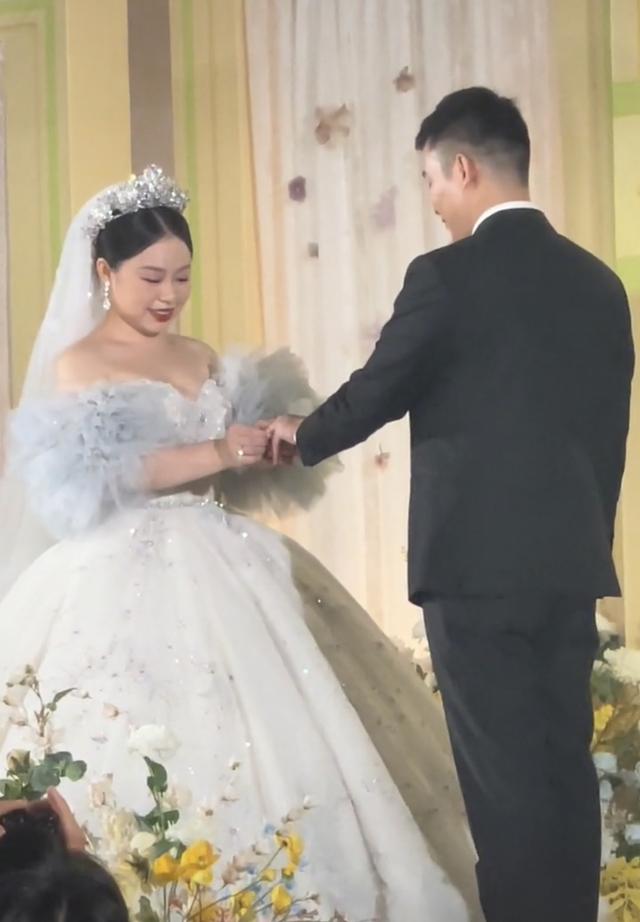 豪华钻石戒指,结婚的钻戒大概花多少钱-第8张图片-翡翠网 豪华钻石戒指,结婚的钻戒大概花多少钱-第8张图片-翡翠网