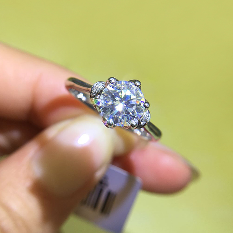 关于5克拉莫桑钻戒指多少钱的信息-第1张图片-翡翠网 关于5克拉莫桑钻戒指多少钱的信息-第1张图片-翡翠网