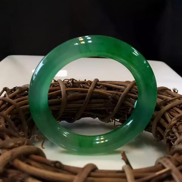 玉镯和翡翠手镯哪个养人翡翠镯子和玉镯子区别-第1张图片-翡翠网 玉镯和翡翠手镯哪个养人翡翠镯子和玉镯子区别-第1张图片-翡翠网