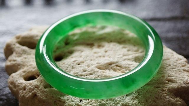 玉镯和翡翠手镯哪个养人翡翠镯子和玉镯子区别-第2张图片-翡翠网 玉镯和翡翠手镯哪个养人翡翠镯子和玉镯子区别-第2张图片-翡翠网