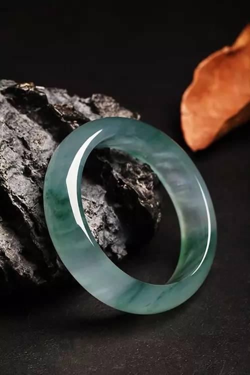 玉镯和翡翠手镯哪个养人翡翠镯子和玉镯子区别-第3张图片-翡翠网 玉镯和翡翠手镯哪个养人翡翠镯子和玉镯子区别-第3张图片-翡翠网