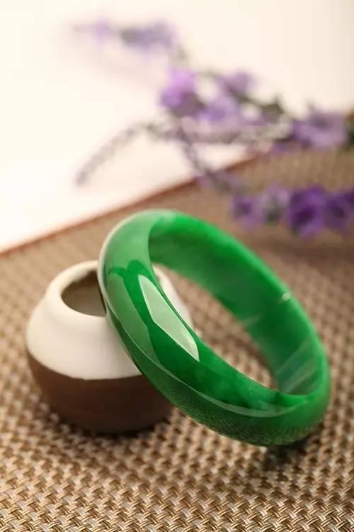 玉镯和翡翠手镯哪个养人翡翠镯子和玉镯子区别-第4张图片-翡翠网 玉镯和翡翠手镯哪个养人翡翠镯子和玉镯子区别-第4张图片-翡翠网