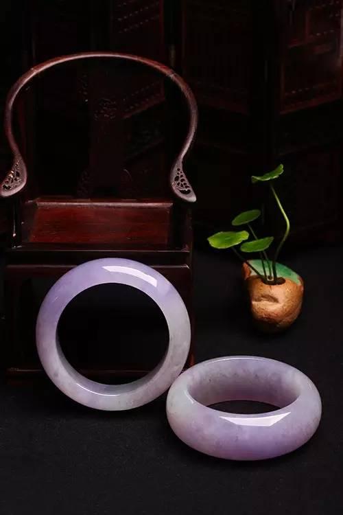 玉镯和翡翠手镯哪个养人翡翠镯子和玉镯子区别-第5张图片-翡翠网 玉镯和翡翠手镯哪个养人翡翠镯子和玉镯子区别-第5张图片-翡翠网