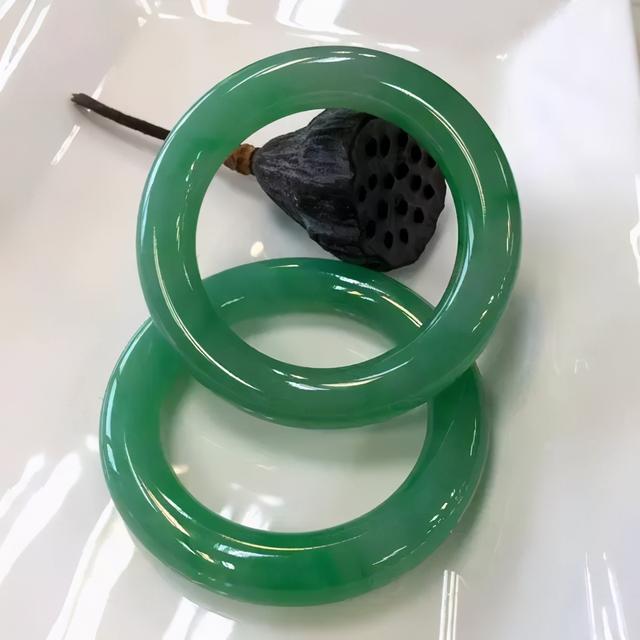 玉镯和翡翠手镯哪个养人翡翠镯子和玉镯子区别-第6张图片-翡翠网 玉镯和翡翠手镯哪个养人翡翠镯子和玉镯子区别-第6张图片-翡翠网