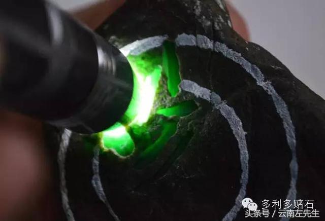 翡翠黑玉原石图片,山西帝王黑玉原石图片-第6张图片-翡翠网 翡翠黑玉原石图片,山西帝王黑玉原石图片-第6张图片-翡翠网