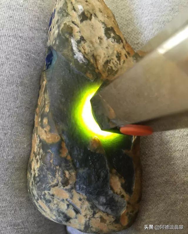 翡翠原石打灯红雾,翡翠原石图片-第6张图片-翡翠网 翡翠原石打灯红雾,翡翠原石图片-第6张图片-翡翠网