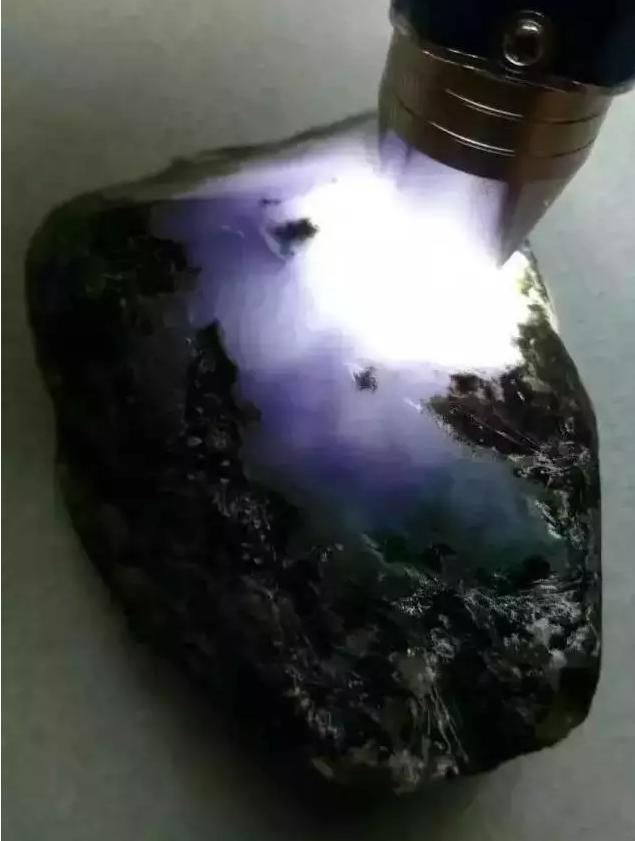 紫罗兰翡翠原石多少钱一根好的翡翠原石-第1张图片-翡翠网 紫罗兰翡翠原石多少钱一根好的翡翠原石-第1张图片-翡翠网