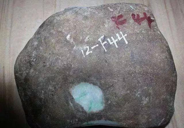 价值百亿的翡翠原石,100亿元帝王绿翡翠原石-第1张图片-翡翠网 价值百亿的翡翠原石,100亿元帝王绿翡翠原石-第1张图片-翡翠网