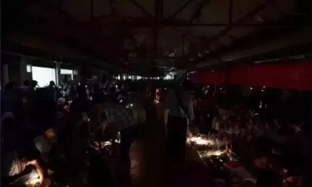 价值百亿的翡翠原石,100亿元帝王绿翡翠原石-第2张图片-翡翠网 价值百亿的翡翠原石,100亿元帝王绿翡翠原石-第2张图片-翡翠网