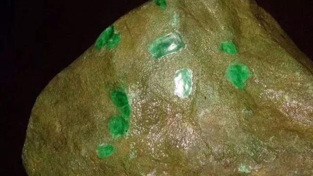 价值百亿的翡翠原石,100亿元帝王绿翡翠原石-第3张图片-翡翠网 价值百亿的翡翠原石,100亿元帝王绿翡翠原石-第3张图片-翡翠网