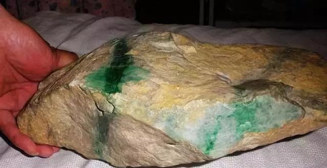 价值百亿的翡翠原石,100亿元帝王绿翡翠原石-第4张图片-翡翠网 价值百亿的翡翠原石,100亿元帝王绿翡翠原石-第4张图片-翡翠网