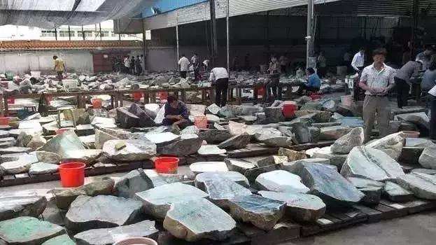 价值百亿的翡翠原石,100亿元帝王绿翡翠原石-第5张图片-翡翠网 价值百亿的翡翠原石,100亿元帝王绿翡翠原石-第5张图片-翡翠网