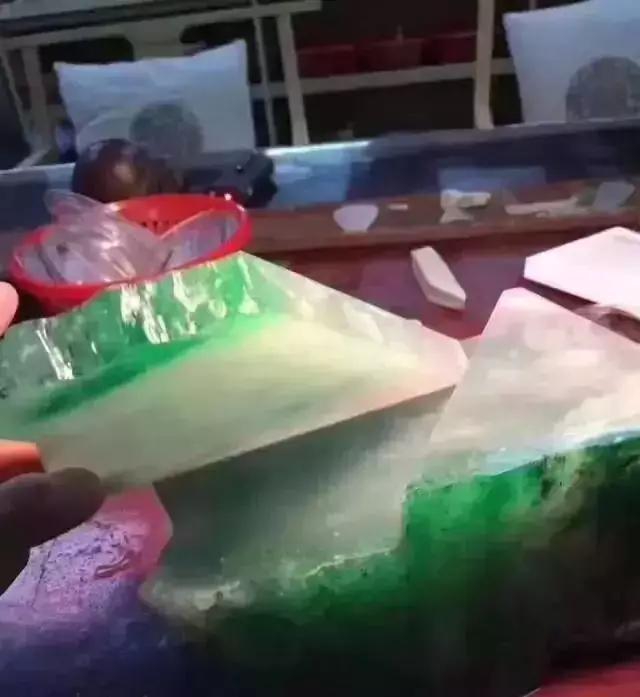 价值百亿的翡翠原石,100亿元帝王绿翡翠原石-第6张图片-翡翠网 价值百亿的翡翠原石,100亿元帝王绿翡翠原石-第6张图片-翡翠网