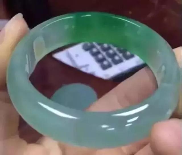 价值百亿的翡翠原石,100亿元帝王绿翡翠原石-第7张图片-翡翠网 价值百亿的翡翠原石,100亿元帝王绿翡翠原石-第7张图片-翡翠网