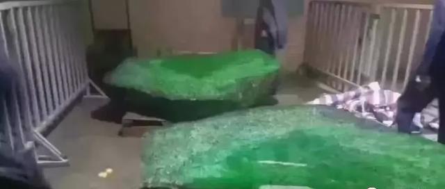 价值百亿的翡翠原石,100亿元帝王绿翡翠原石-第9张图片-翡翠网 价值百亿的翡翠原石,100亿元帝王绿翡翠原石-第9张图片-翡翠网