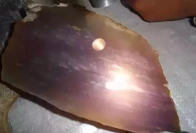 价值百亿的翡翠原石,100亿元帝王绿翡翠原石-第10张图片-翡翠网 价值百亿的翡翠原石,100亿元帝王绿翡翠原石-第10张图片-翡翠网