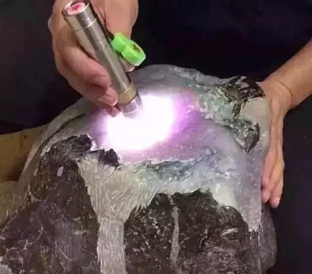 价值百亿的翡翠原石,100亿元帝王绿翡翠原石-第11张图片-翡翠网 价值百亿的翡翠原石,100亿元帝王绿翡翠原石-第11张图片-翡翠网